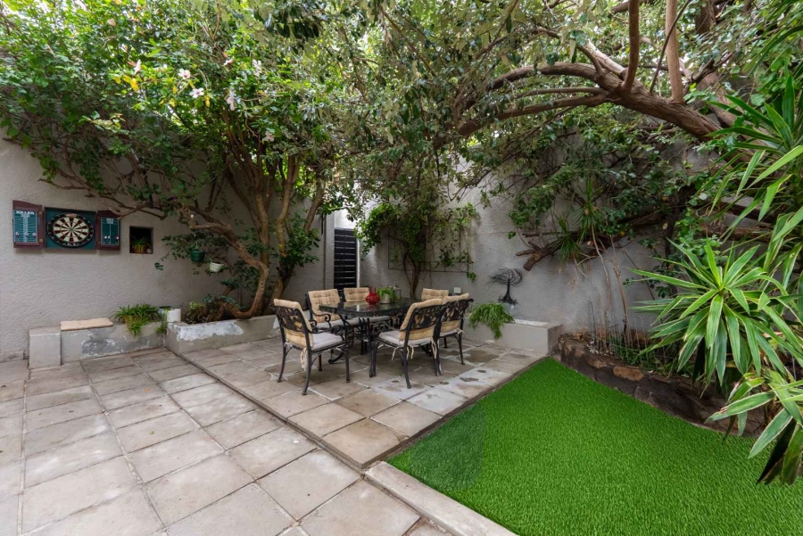 2 Bedroom Property for Sale in Vredehoek Western Cape